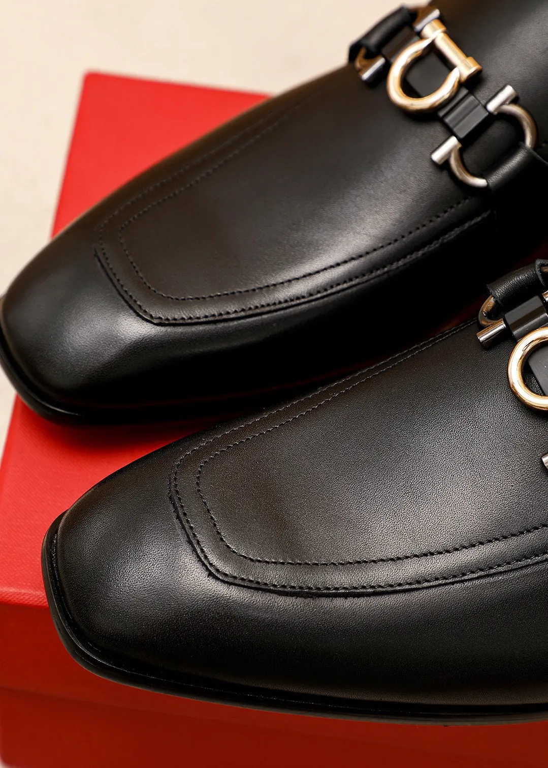 Men's shoes 💰442 💐 Product trademark: Ferragamo "Ferragamo" casual leather shoes Regular size: 38-44 (45.46🉑️customized) Product materials: Selected imported first-layer calfskin upper + original hardware buckle, imported water-dyed cow leather lining. Strong three-dimensional visual effect, combined outsole Color: 1⃣️color optional